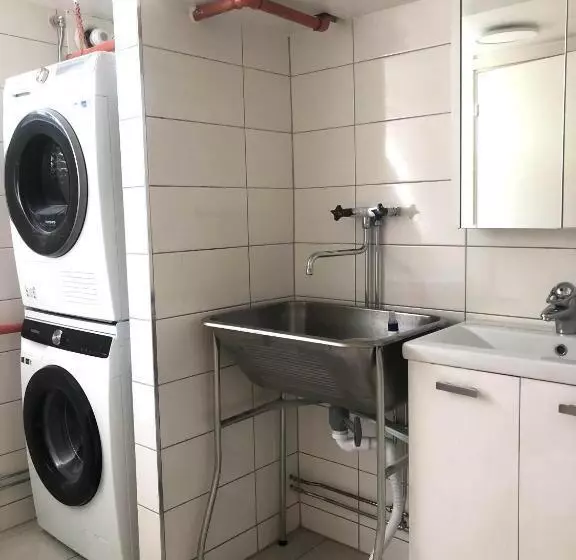 ペンション Peaceful And Friendly Semi Basement With 3 Bedrooms