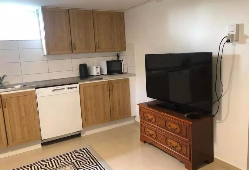 ペンション Peaceful And Friendly Semi Basement With 3 Bedrooms