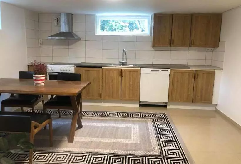 ペンション Peaceful And Friendly Semi Basement With 3 Bedrooms