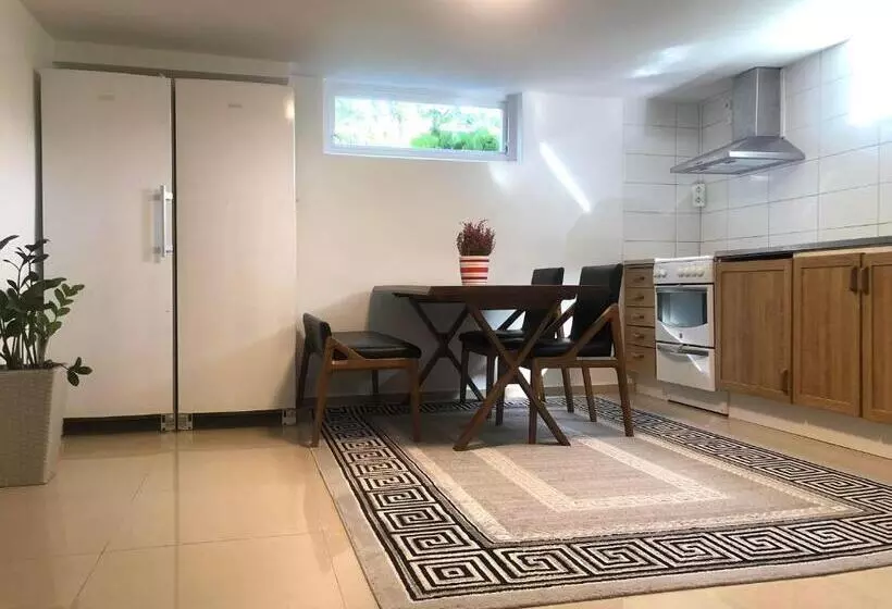 ペンション Peaceful And Friendly Semi Basement With 3 Bedrooms