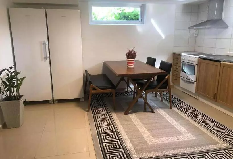 ペンション Peaceful And Friendly Semi Basement With 3 Bedrooms