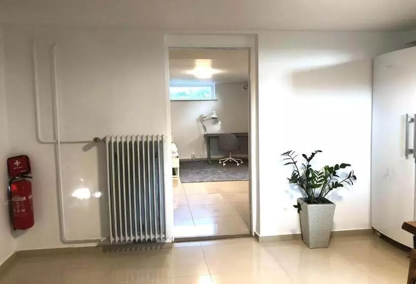 ペンション Peaceful And Friendly Semi Basement With 3 Bedrooms