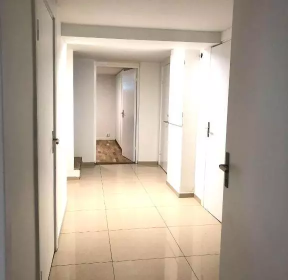 ペンション Peaceful And Friendly Semi Basement With 3 Bedrooms