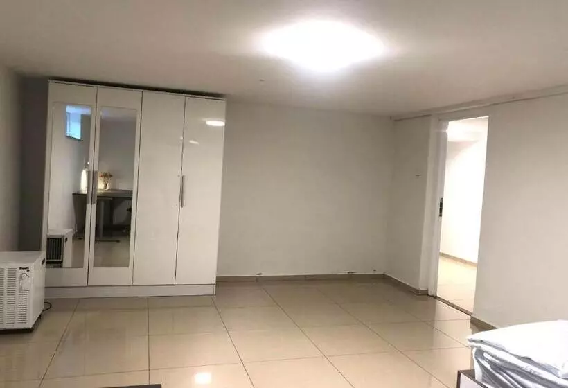 ペンション Peaceful And Friendly Semi Basement With 3 Bedrooms