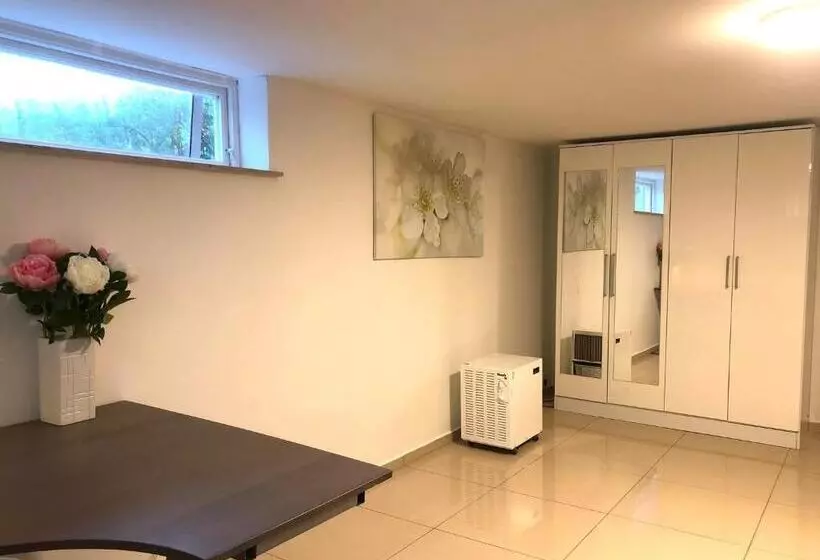 ペンション Peaceful And Friendly Semi Basement With 3 Bedrooms