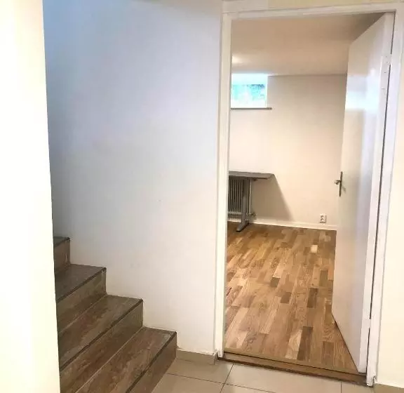 ペンション Peaceful And Friendly Semi Basement With 3 Bedrooms