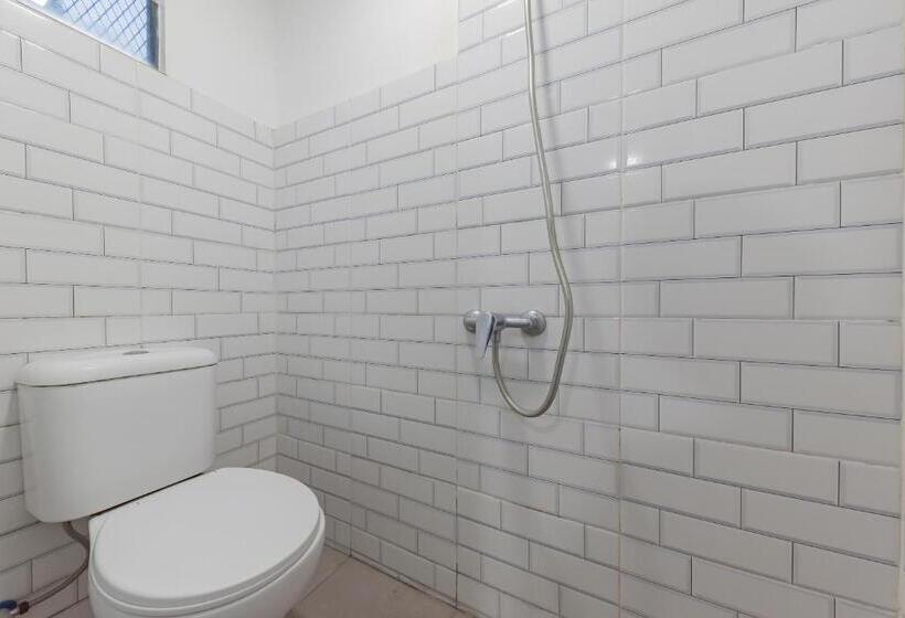 Otel Reddoorz Near Universitas Advent Indonesia