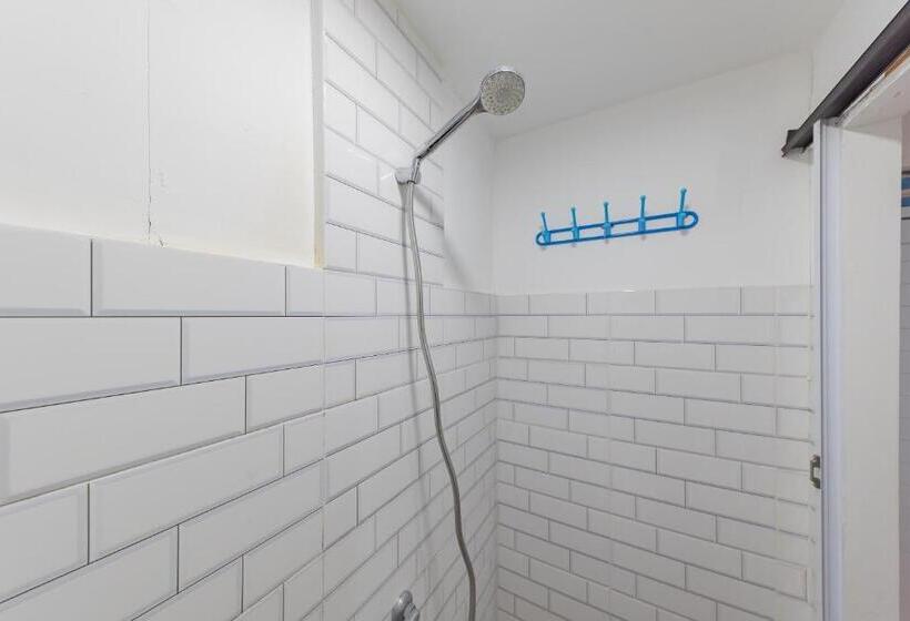 Otel Reddoorz Near Universitas Advent Indonesia