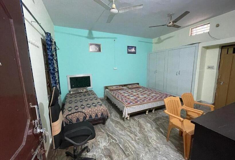 פנסיון Garg Complex Guesthouse