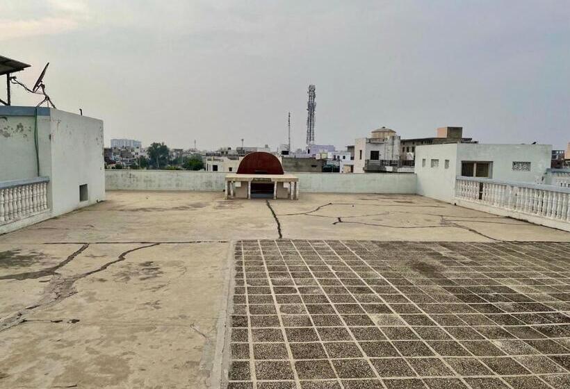 פנסיון Garg Complex Guesthouse