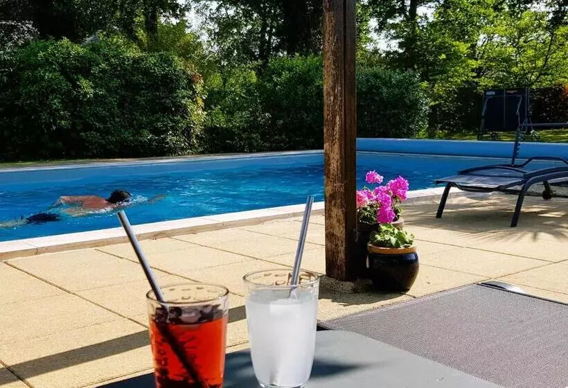 ペンション Maison D Hôtes Tranquille Près Du Mans Avec Piscine, Jardin, Parking Sécurisé, Et équipements Comple