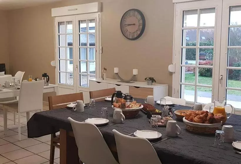 ペンション Maison D Hôtes Tranquille Près Du Mans Avec Piscine, Jardin, Parking Sécurisé, Et équipements Comple
