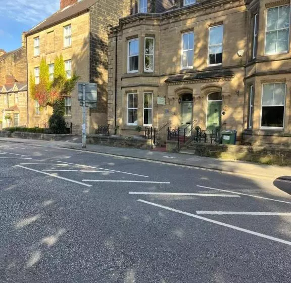 پانسیون Oronsay Guest House