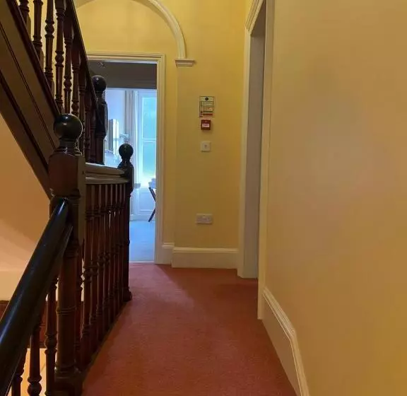 پانسیون Oronsay Guest House