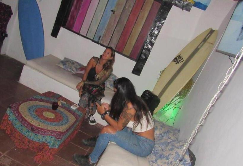Raizes Surf And Bar Hostel