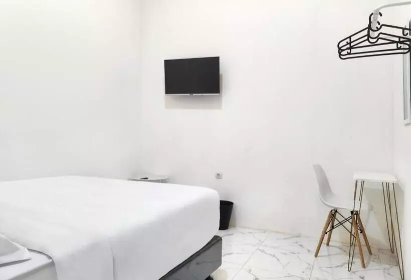 Urbanview Hotel Syariah E Home Aeon Sentul City