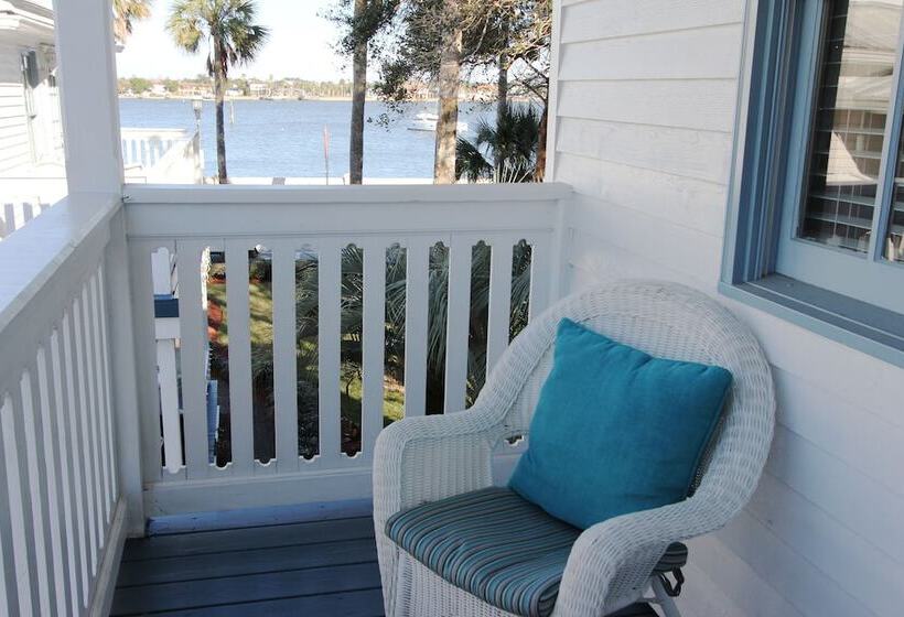 Otel Bayfront Westcott House Bed & Breakfast