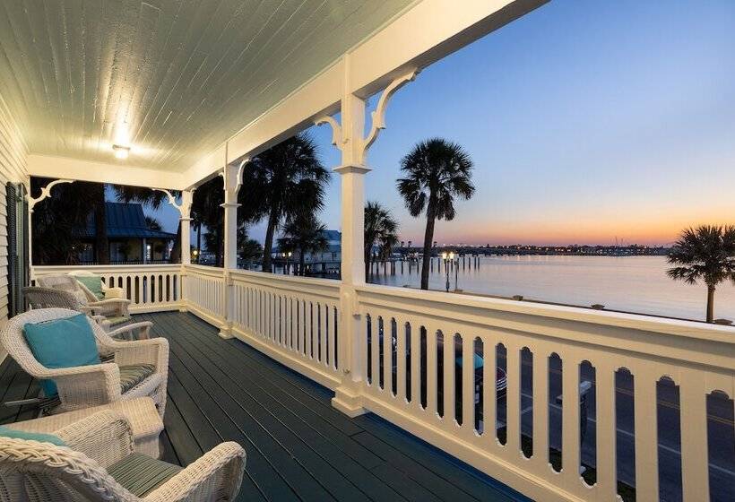 Otel Bayfront Westcott House Bed & Breakfast