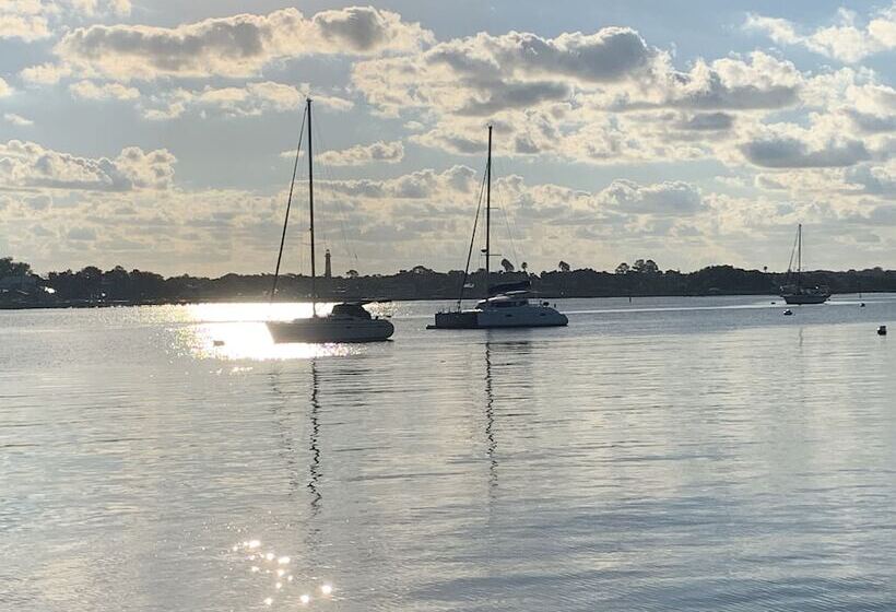 Otel Bayfront Westcott House Bed & Breakfast