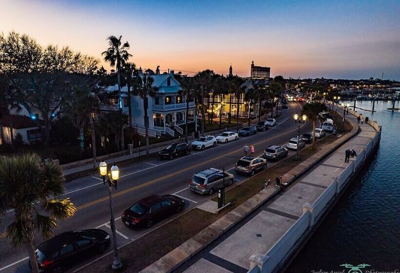 Otel Bayfront Westcott House Bed & Breakfast