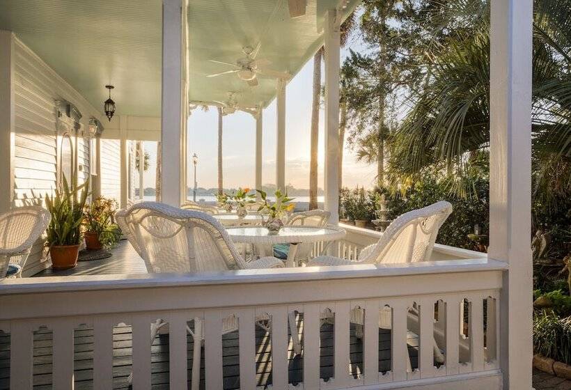 Otel Bayfront Westcott House Bed & Breakfast