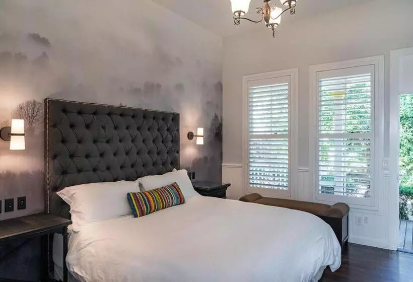 هتل Brannan Cottage Inn