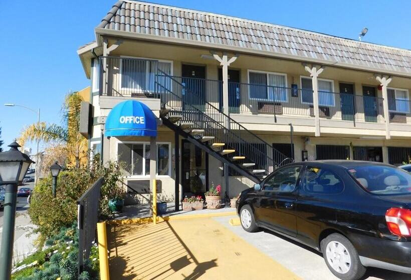 هتل Continental Lodge