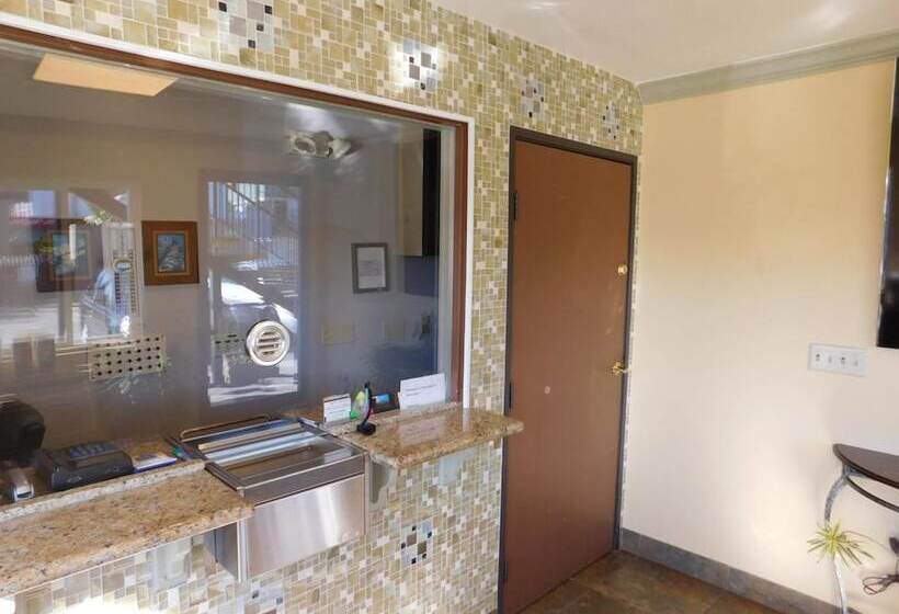 هتل Continental Lodge