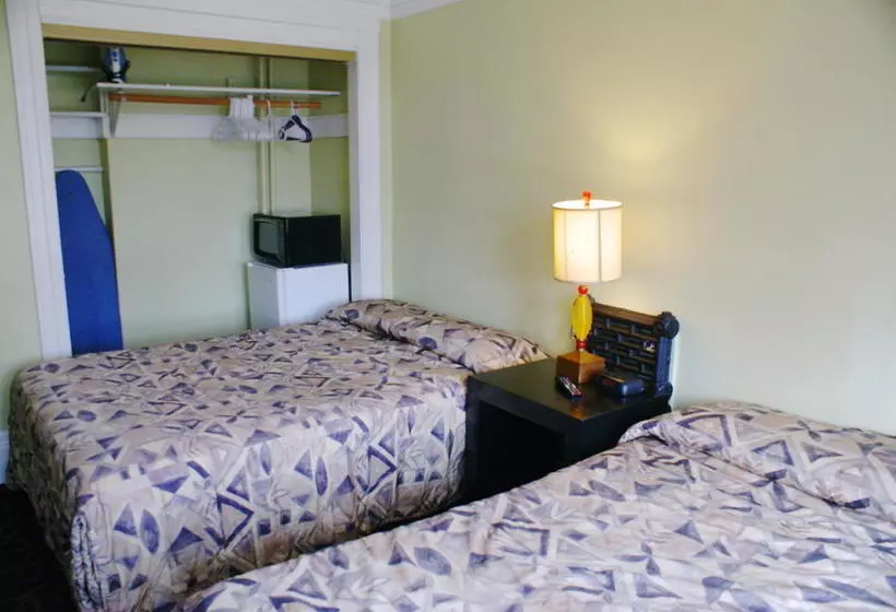 هتل Dakota Hostel And