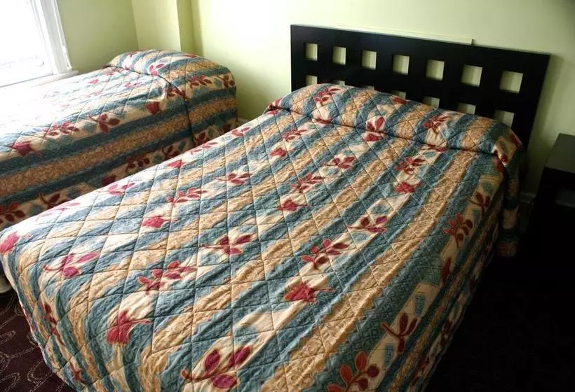 هتل Dakota Hostel And