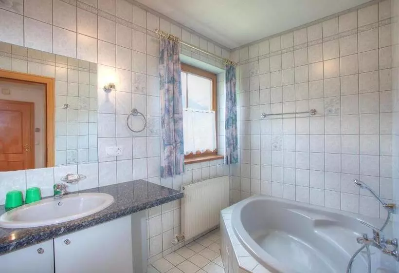 هتل Ferienhaus Christina & Haus Dr. Krainer