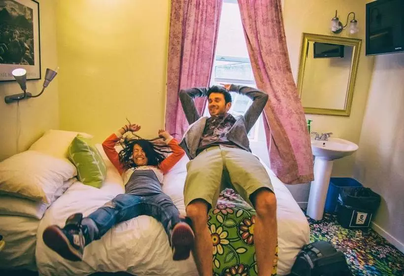 هتل Green Tortoise Hostel