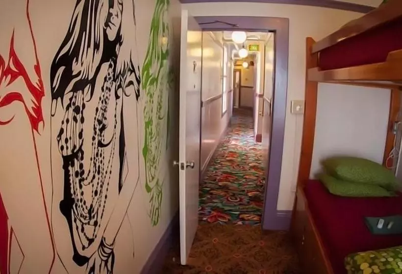هتل Green Tortoise Hostel