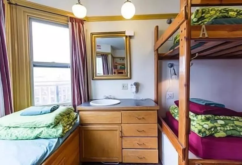 هتل Green Tortoise Hostel