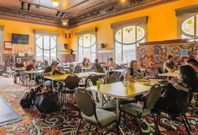 فندق Green Tortoise Hostel