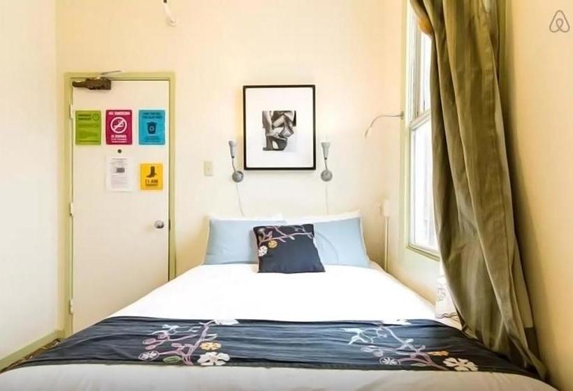 فندق Green Tortoise Hostel