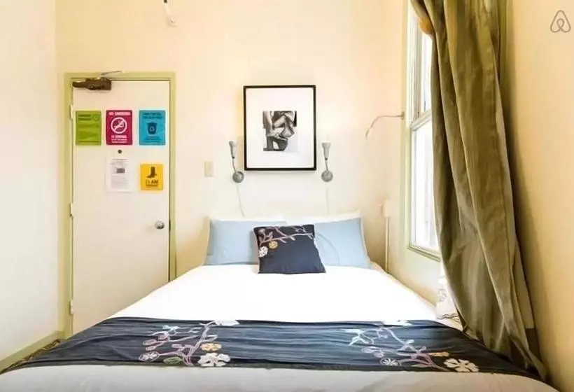 هتل Green Tortoise Hostel