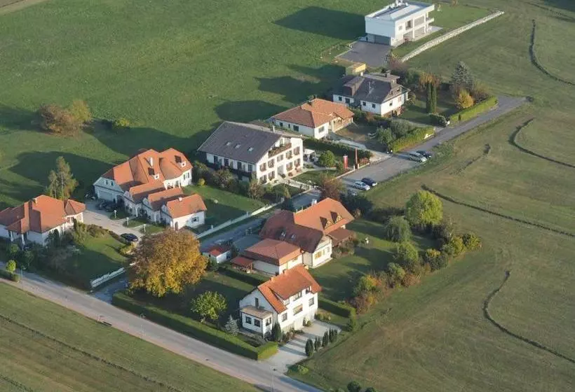 ホテル Martinihof   Bad Tatzmannsdorf