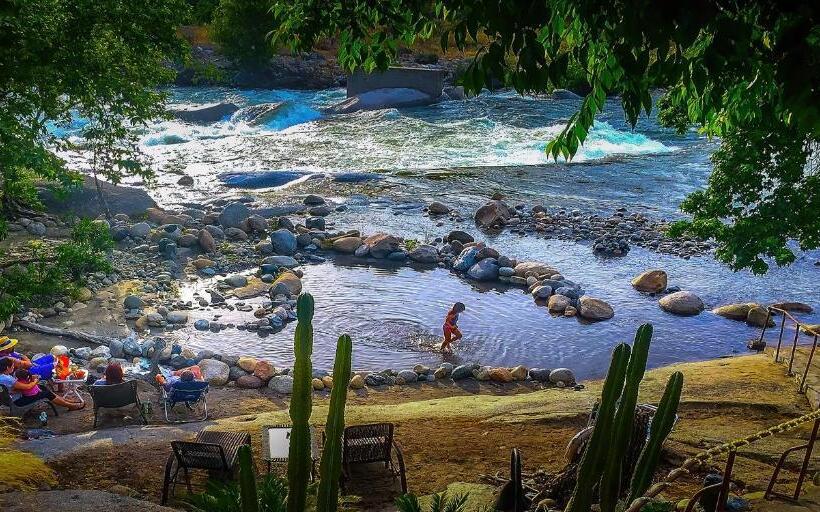 Отель Rio Sierra Riverhouse