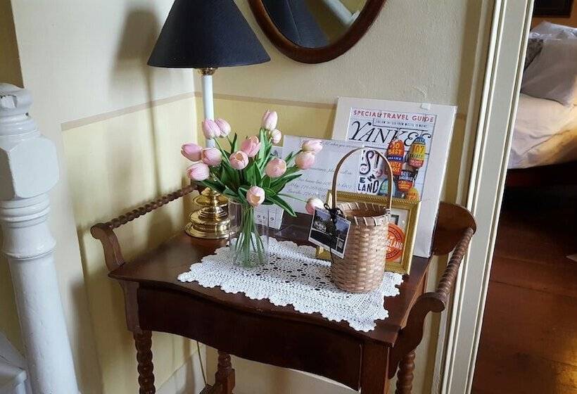 Отель The 1720 House