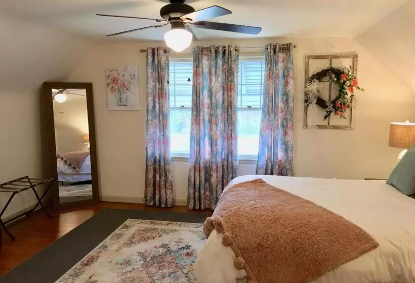 ホテル The Little Italy Of Niagara Falls Bed & Breakfast