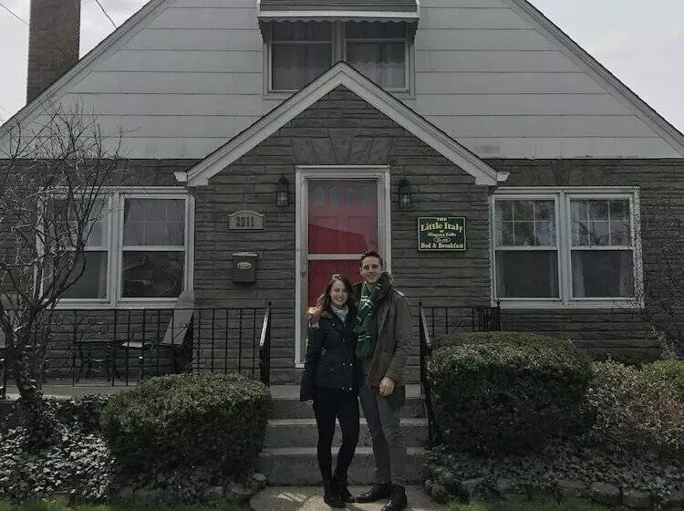 ホテル The Little Italy Of Niagara Falls Bed & Breakfast