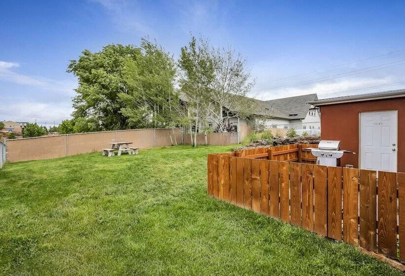 בית מלון כפרי Wall Street Suites