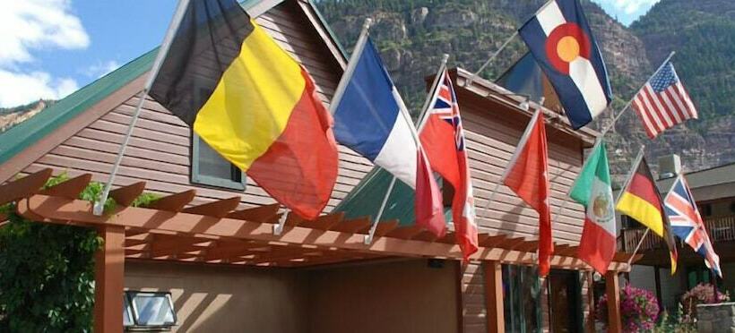 The River's Edge Motel Lodge & Resort