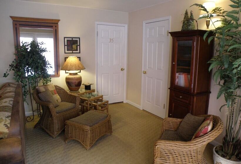 The River's Edge Motel Lodge & Resort