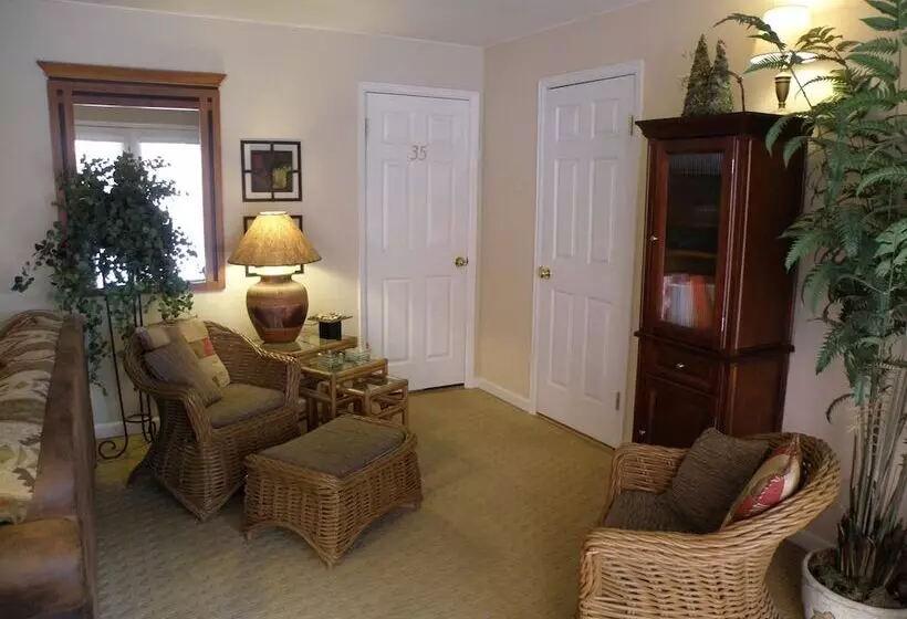 The River's Edge Motel Lodge & Resort