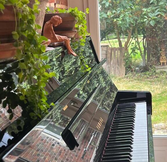 Bed and Breakfast Grandes Chambres Dans Un Corps De Ferme Rénové Du Château Du Piple, à 16km De Paris