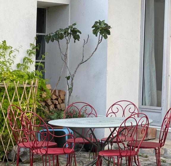 Bed and Breakfast Grandes Chambres Dans Un Corps De Ferme Rénové Du Château Du Piple, à 16km De Paris