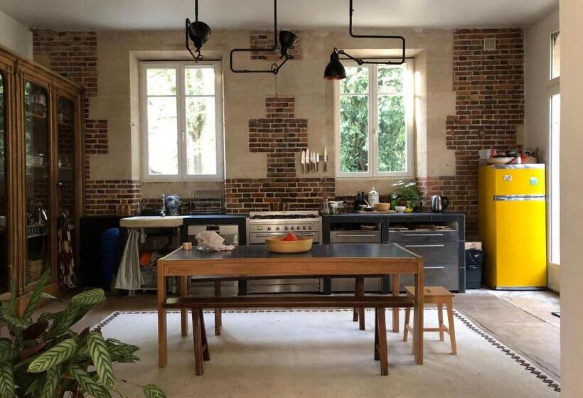 Bed and Breakfast Grandes Chambres Dans Un Corps De Ferme Rénové Du Château Du Piple, à 16km De Paris