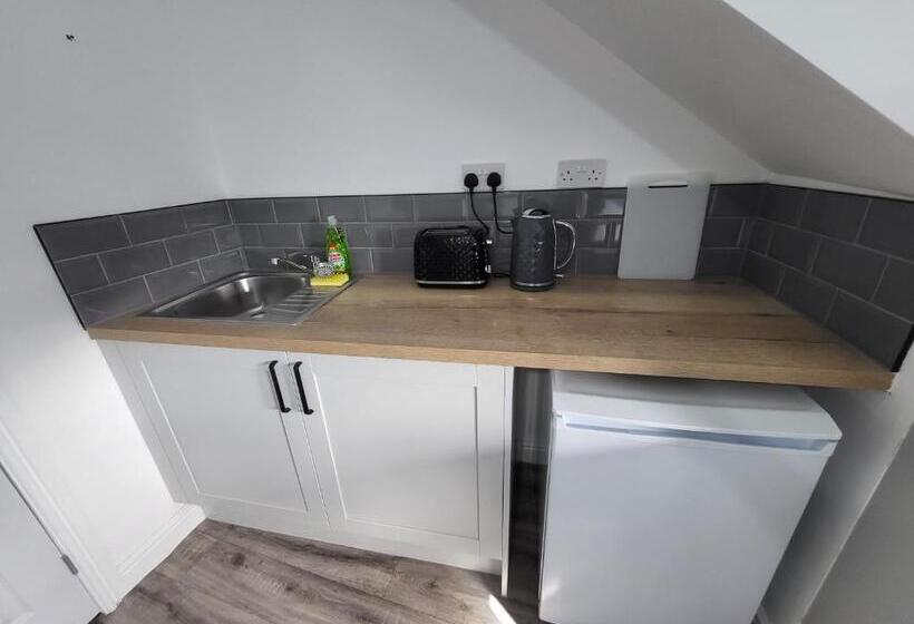 Nottingham Forest Rd, Short Stays